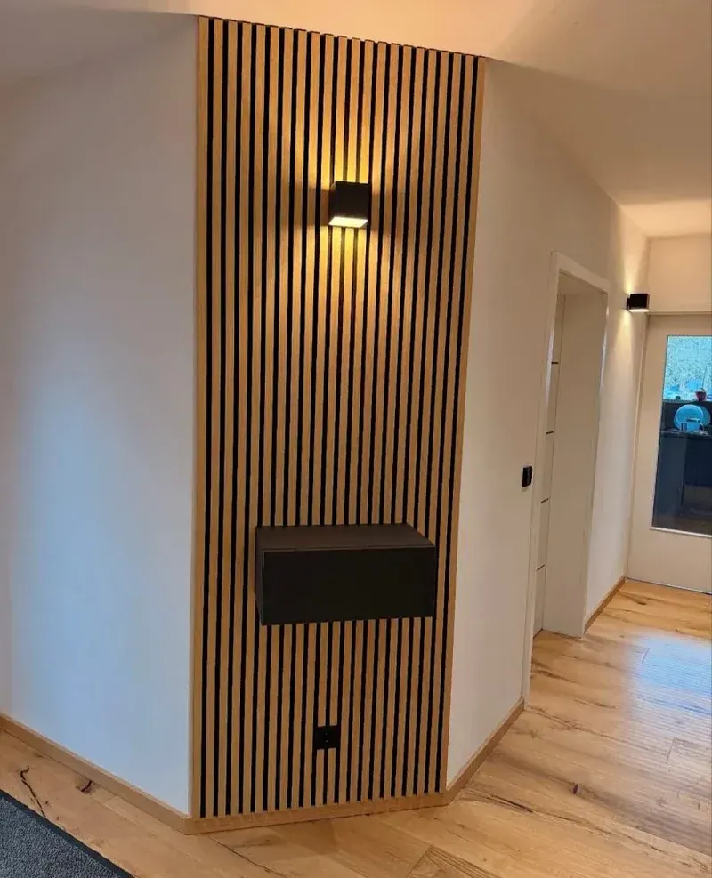 Wandpaneele mit Lamellen in einem Zimmer in Herford